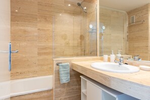 Badewanne, Haartrockner, Handtücher