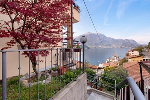 Ein Wohngebiet mit einem Balkon mit Blick auf ein Gewässer und Berge.