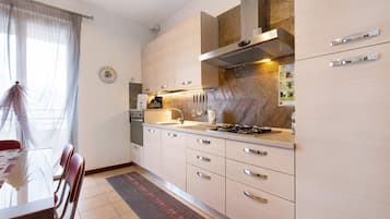 Frigorifero, microonde, forno, piano cottura