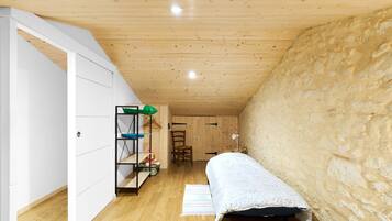 3 slaapkamers, een strijkplank/strijkijzer, gratis wifi, beddengoed