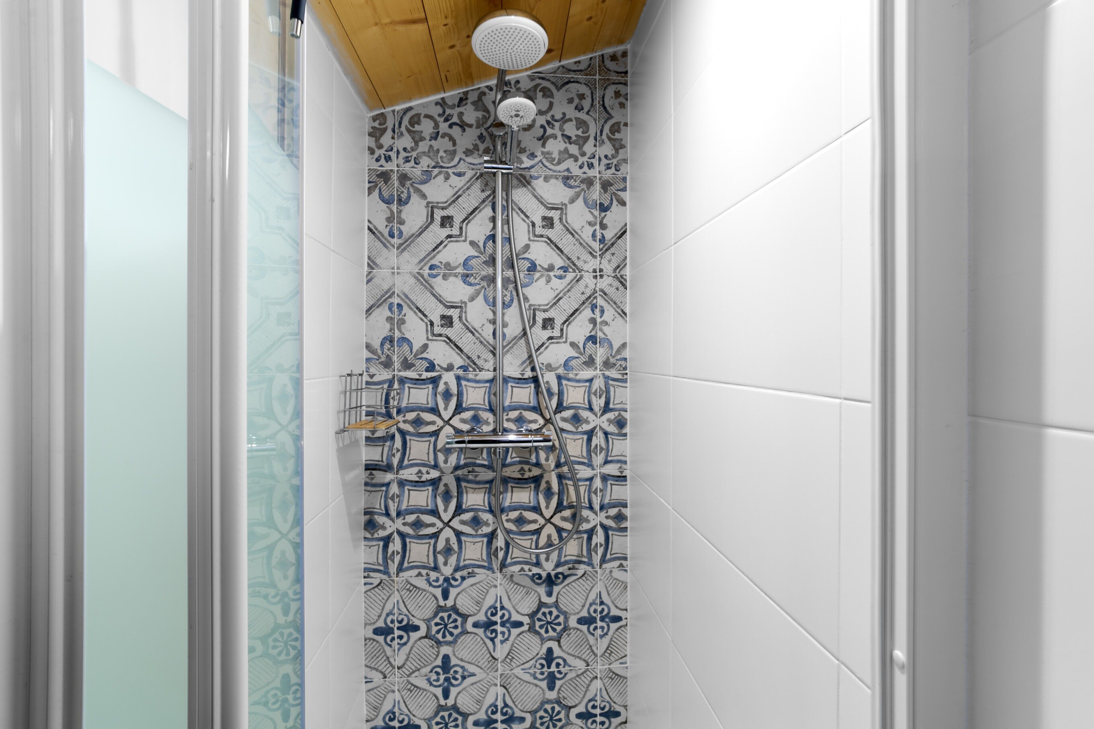 Een douche, een haardroger, handdoeken