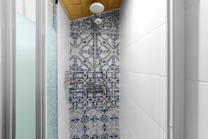 Shower, hair dryer, towels - Logement Pascal – Bright, Air-Conditioned House with Pool Table (Villeneuve-sur-Lot)