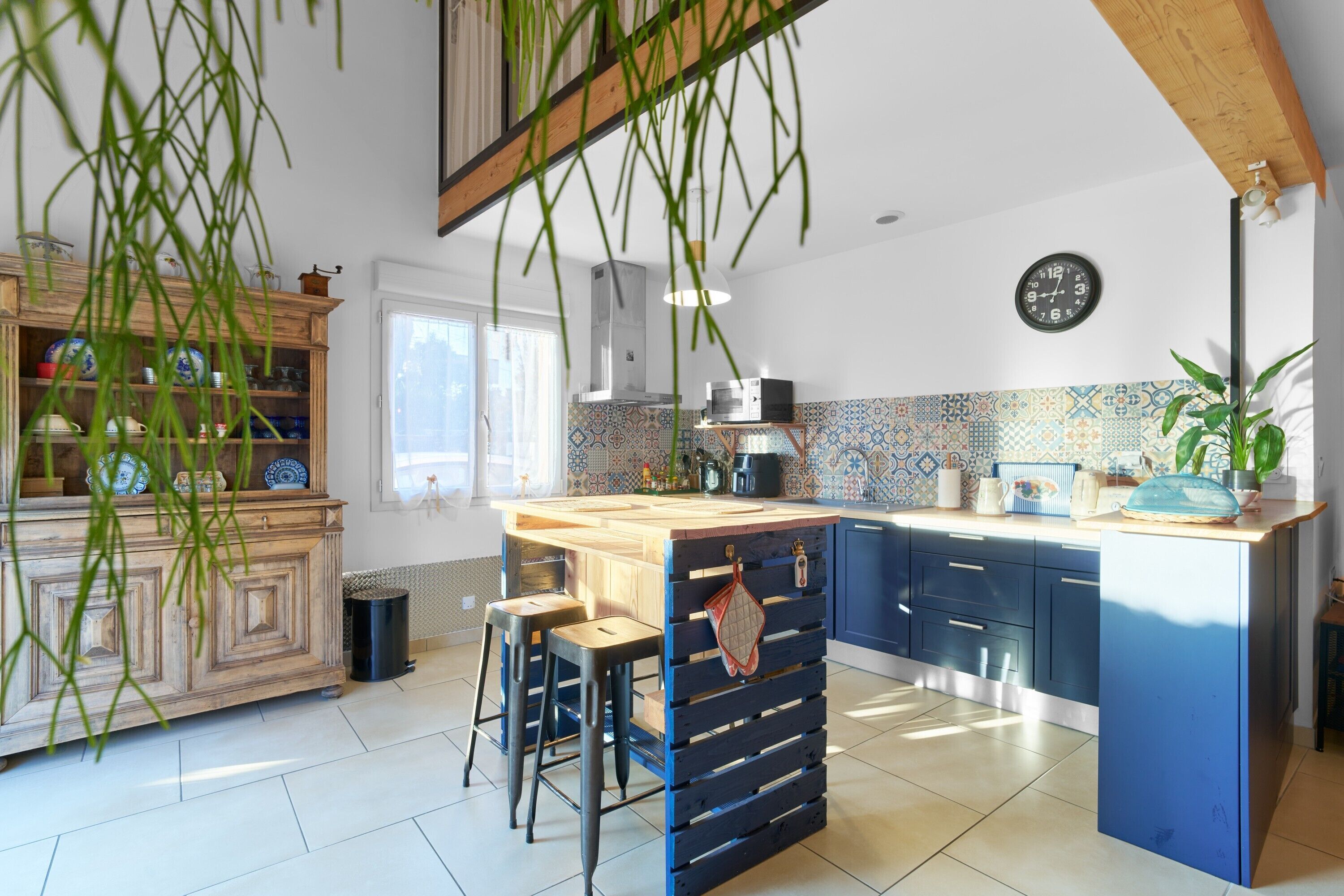 Kylskåp, mikrovågsugn, ugn och spishäll