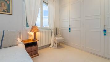 4 slaapkamers, een strijkplank/strijkijzer, gratis wifi, beddengoed