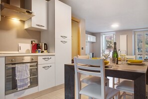 Fridge, oven, stovetop, coffee/tea maker