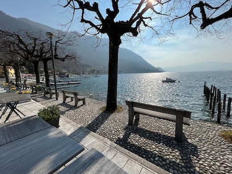 屋外ダイニングエリア. Holiday Apartment 'Il Sole Di Calde Lago Maggiore 505' with Lake View & Wi-Fi