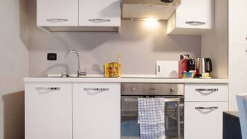 Fridge, oven, stovetop, coffee/tea maker