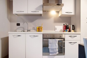 Frigorifero, forno, piano cottura, macchina per tè/caffè