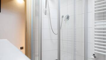 Douche, sĂšche-cheveux, serviettes fournies