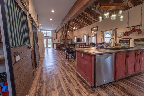 Private 14-Acre Mountain Estate - 3 Guest Homes - Ideal for Groups