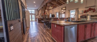 Private 14-Acre Mountain Estate - 3 Guest Homes - Ideal for Groups