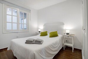 3 slaapkamers, een strijkplank/strijkijzer, gratis wifi, beddengoed