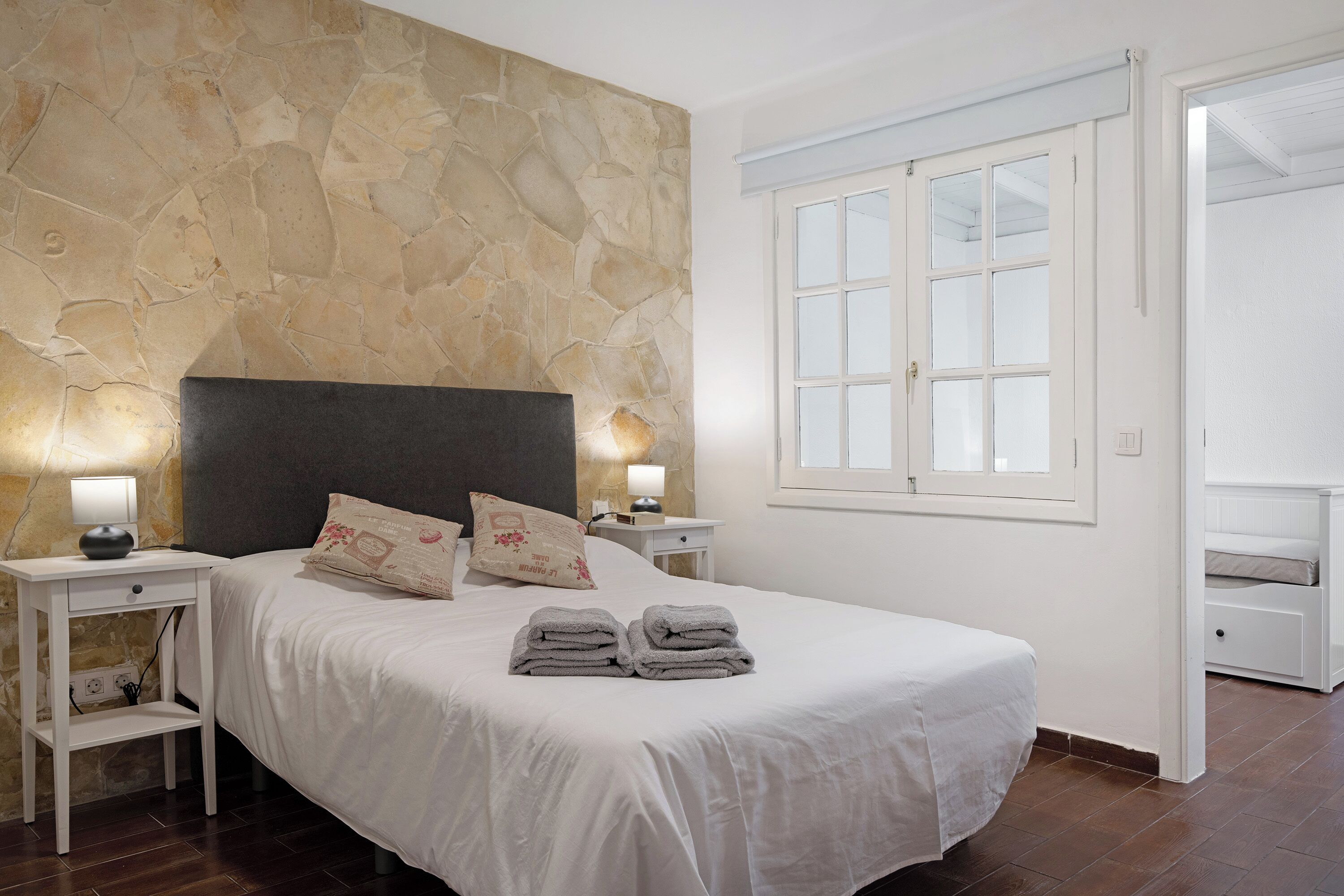 3 chambres, fer et planche à repasser, accès au Wi-Fi (inclus)