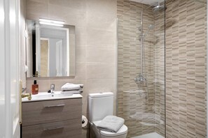 Dusche, Haartrockner, Handtücher