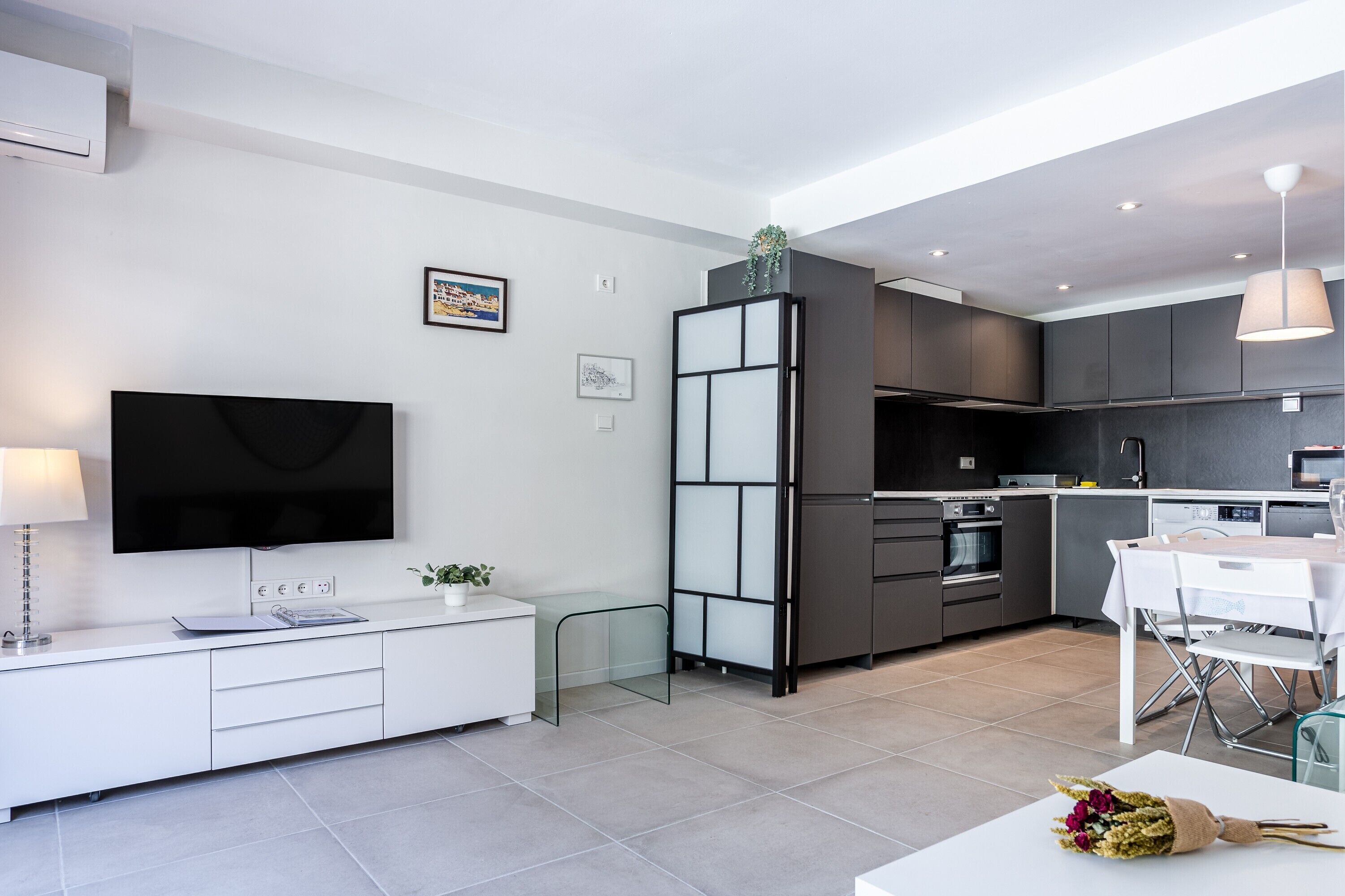 Frigorífico, microondas, placa de cocina y lavavajillas