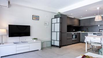 Frigorífico, microondas, placa de cocina y lavavajillas