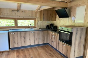 Fridge, oven, stovetop, coffee/tea maker