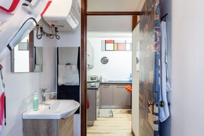 Doccia, set di cortesia gratuito, asciugacapelli, asciugamani