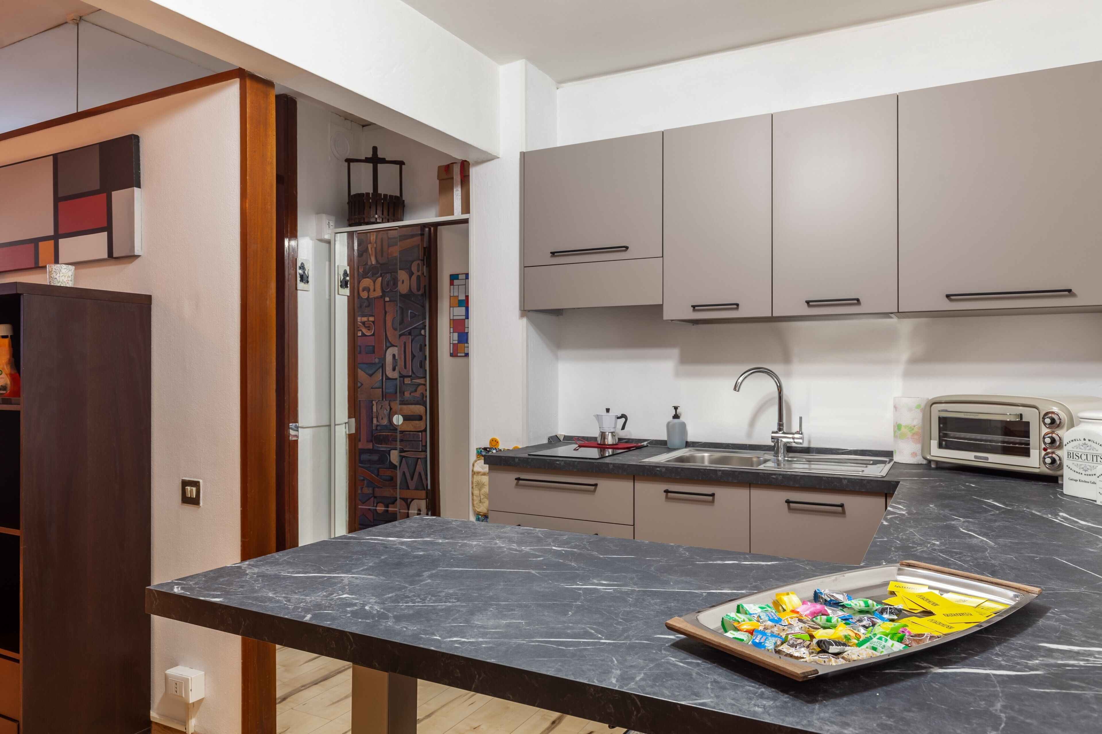 Réfrigérateur, four, plaque de cuisson, cafetière/bouilloire