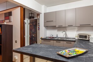 Een koelkast, een oven, een kookplaat, een koffiezetapparaat/waterkoker