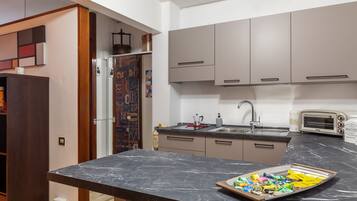 Frigorifero, forno, piano cottura, macchina per tè/caffè