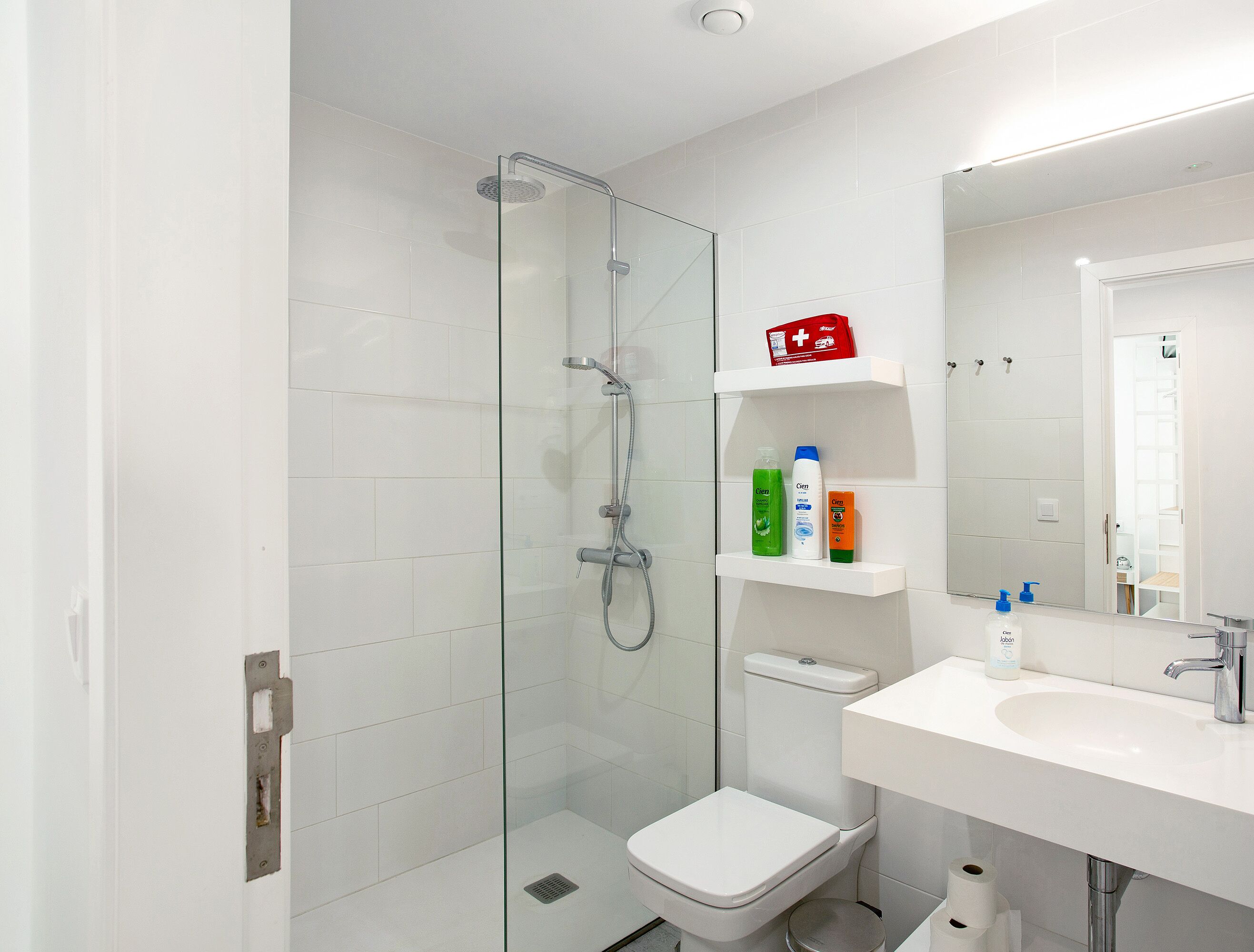 Ducha, secador de pelo y toallas