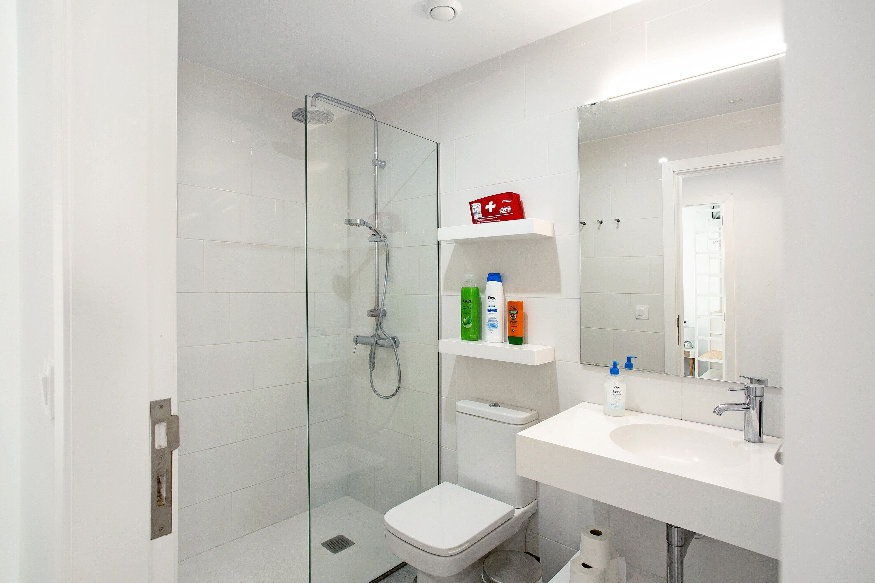 Een douche, een haardroger, handdoeken