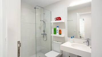 Een douche, een haardroger, handdoeken