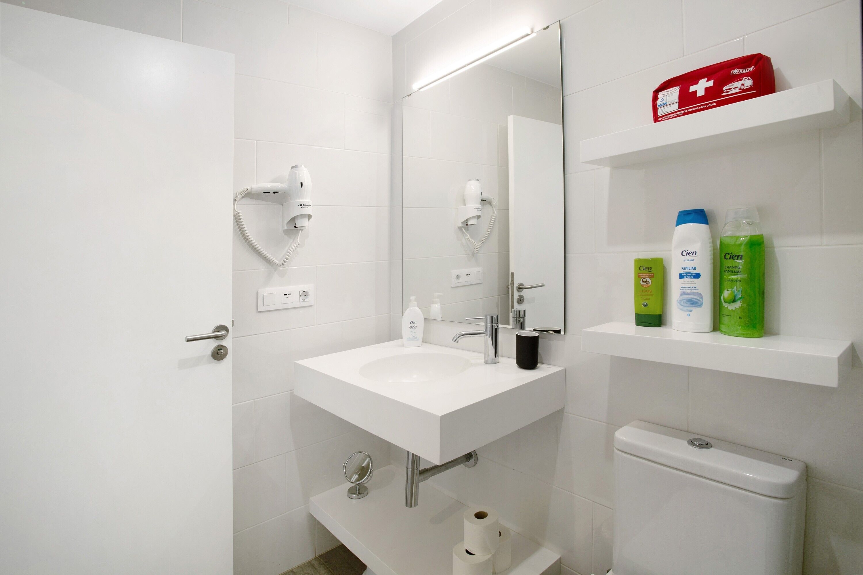 Douche, sèche-cheveux, serviettes fournies