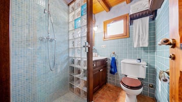 Douche, sĂšche-cheveux, serviettes fournies