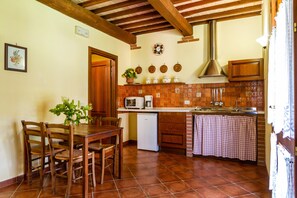 Jääkaappi, liesi, keittoastiat/astiat/ruokailuvälineet