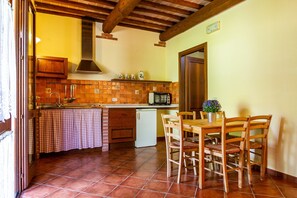 Dining - Farmhouse Apartment 'Agriturismo Il Gaggiolo 2' with Shared Pool, Wi-Fi and Air Conditioning (grosseto)