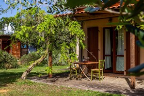 Outdoor dining - Farmhouse Apartment 'Agriturismo Il Gaggiolo 2' with Shared Pool, Wi-Fi and Air Conditioning (grosseto)