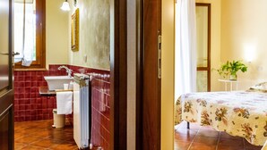Ein Badezimmer mit Waschbecken, Spiegel und Handtuchhalter.
