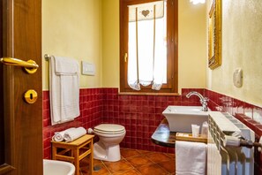 Suihku, ilmaiset hygieniatuotteet, pyyhkeet