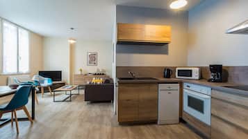 Réfrigérateur, micro-ondes, four, cafetiÚre/bouilloire