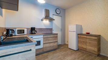 Réfrigérateur, micro-ondes, four, cafetiÚre/bouilloire