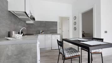 Kühlschrank, Mikrowelle, Herdplatte, Wasserkocher mit Kaffee-/Teezubehör