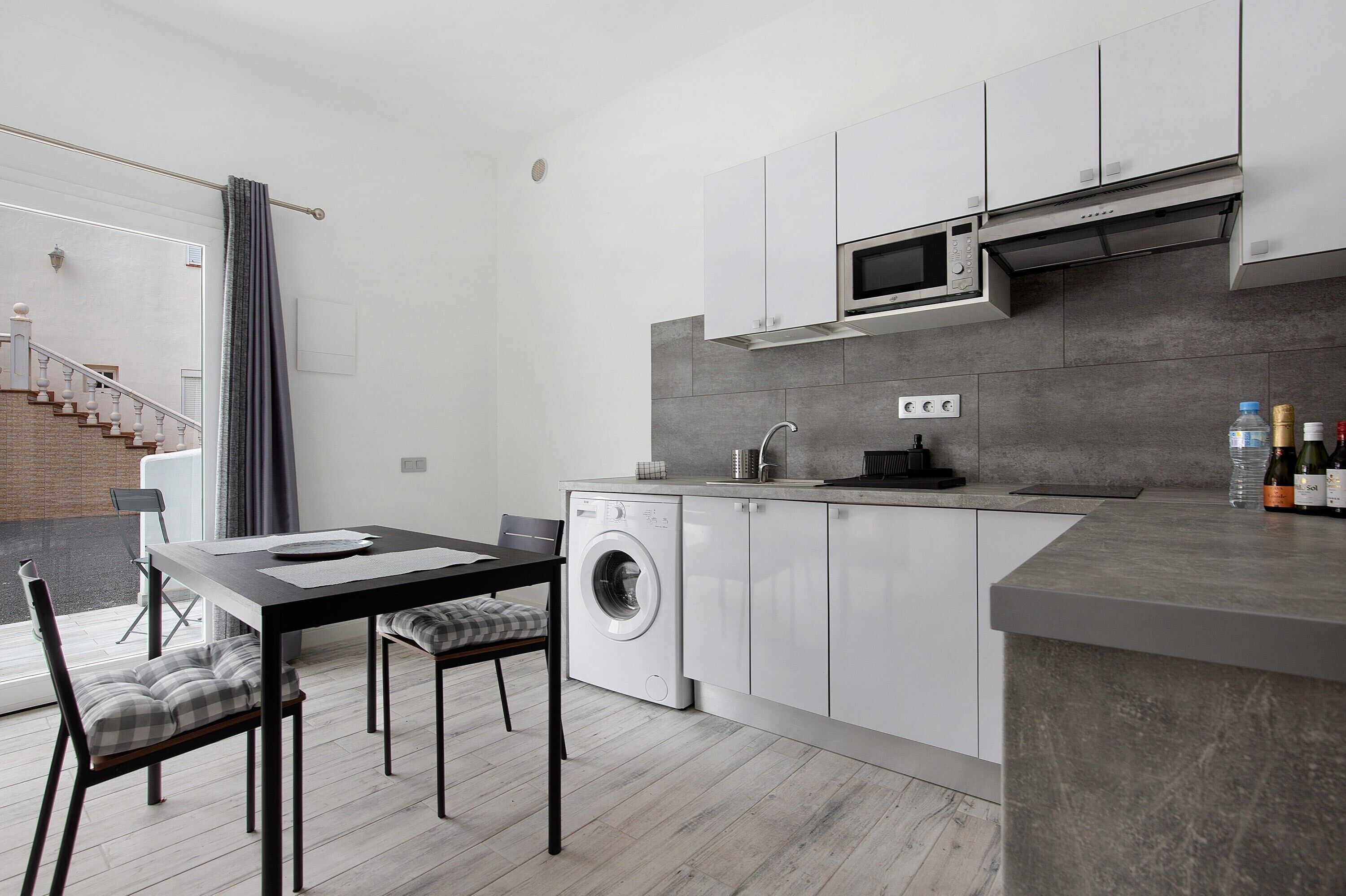 Frigorifero, microonde, piano cottura, macchina per tè/caffè