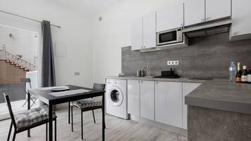 Frigorifero, microonde, piano cottura, macchina per tè/caffè