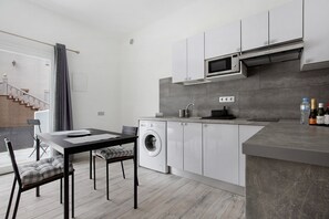 Réfrigérateur, four à micro-ondes, surface de cuisson, cafetière-théière