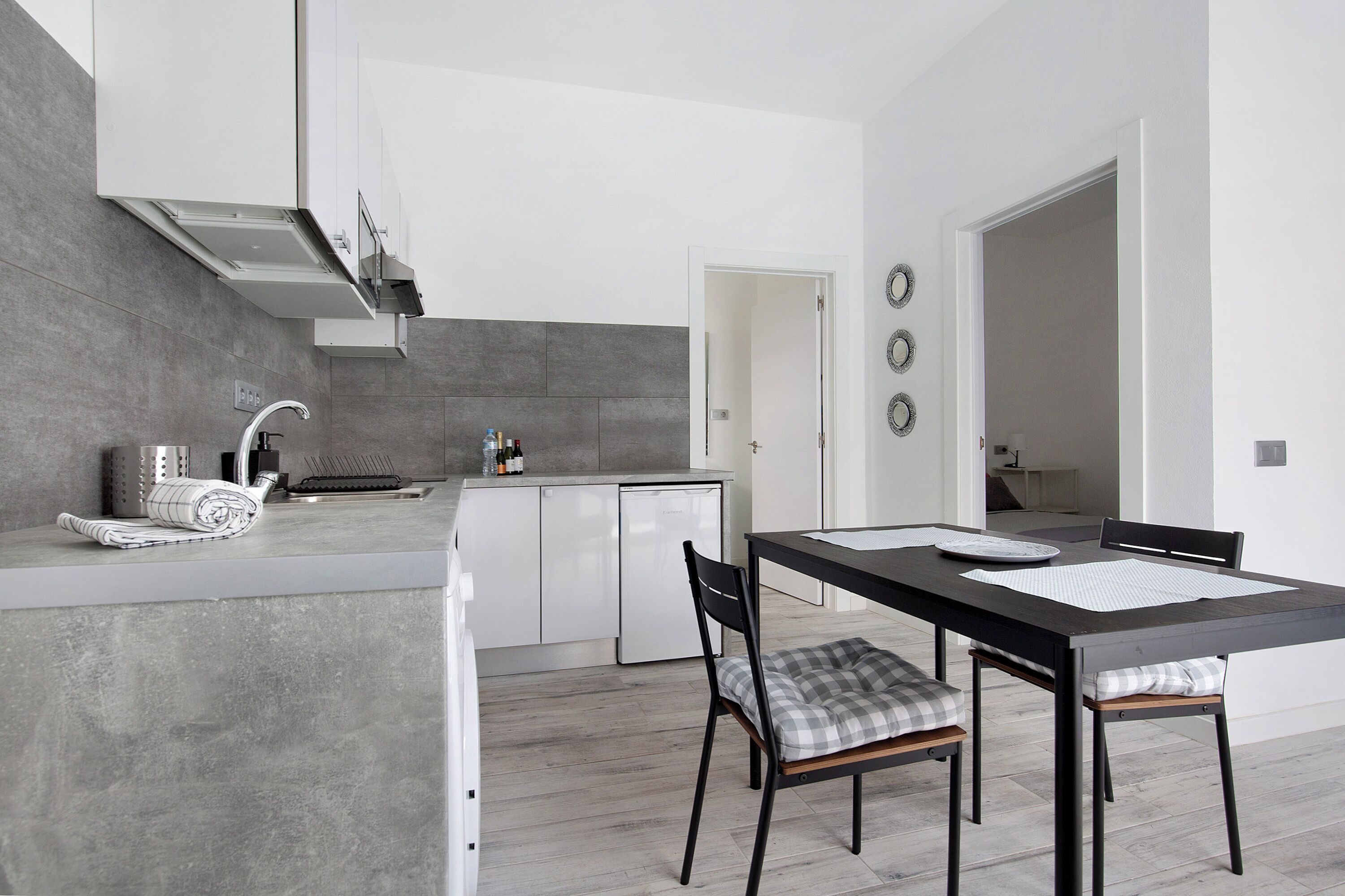 Een koelkast, een magnetron, een kookplaat