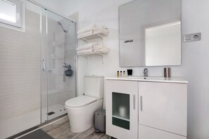 Shower, hair dryer, towels - Vacation Home "La Corte A2" with Mountain View, Private Terrace & Wi-Fi (Antigua)