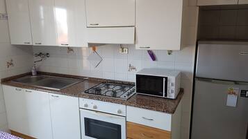 Kühlschrank, Mikrowelle, Ofen, Herdplatte