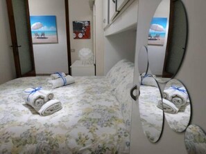 1 dormitorio, tabla de planchar con plancha, wifi gratis y ropa de cama