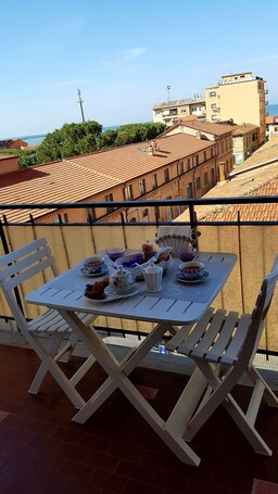 Outdoor dining. Apartment 'Il Nido Di Pikki' with Sea View, Balcony and Wi-Fi