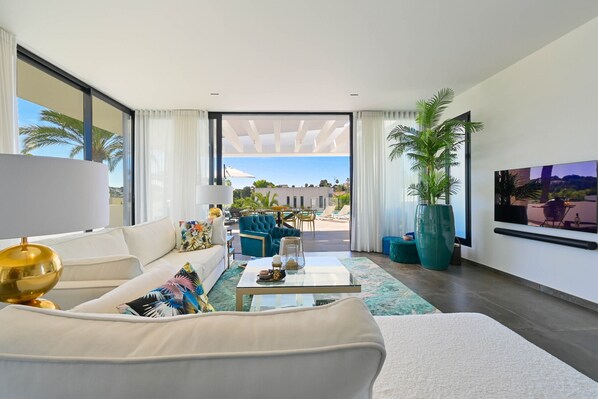 TV - Graham Holiday Rentals - Horizon (Moraira)