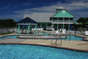 Seasonal outdoor pool - Cambridge Reserve by KEES Vacations (Kill Devil Hills)