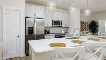 Refrigerador con freezer, microondas, horno, placa de cocina