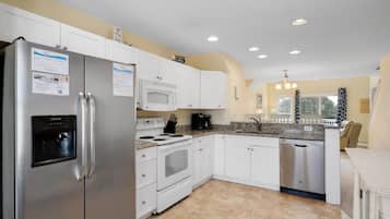 Comfort Townhome | Shared kitchen | Full-size fridge, microwave, oven, stovetop